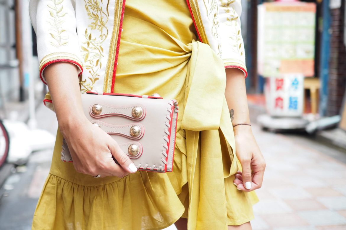 look de la bloguera necklace of pearls con bolso de mano pura lopez