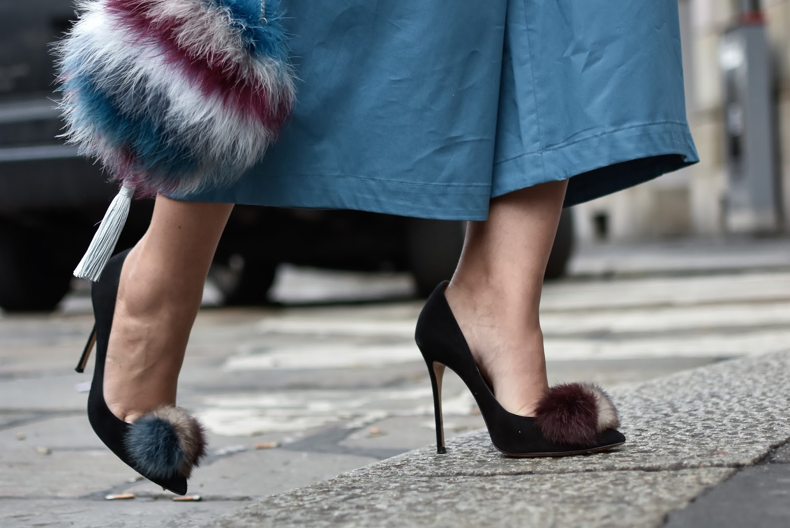 Zapatos de salón con tacón alto en ante negro con pompón