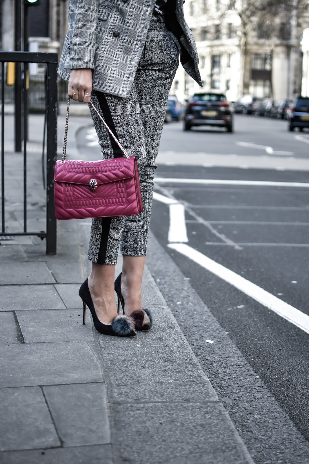 Zapatos de salón con tacón alto en ante negro con pompón