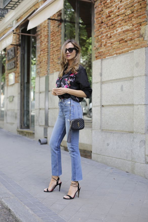 Sandalias negras con camisa de flores