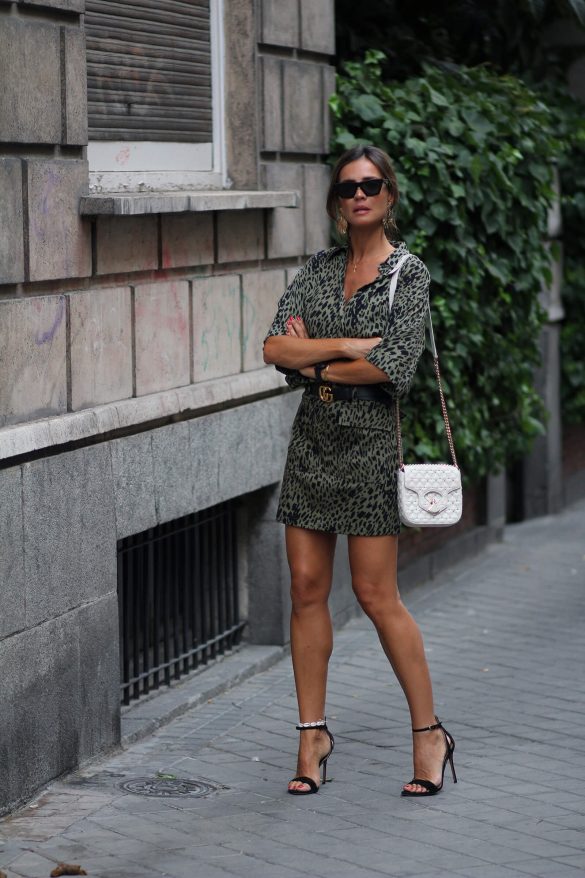 look sandalias negras pura lopez con vestido de leopardo kaki de lady addict