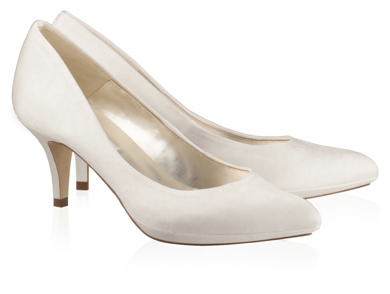 Zapatos de novia de tacón medio de punta en raso blanco roto