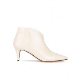 Botines blancos de piel con tacón medio y punta fina Pura López