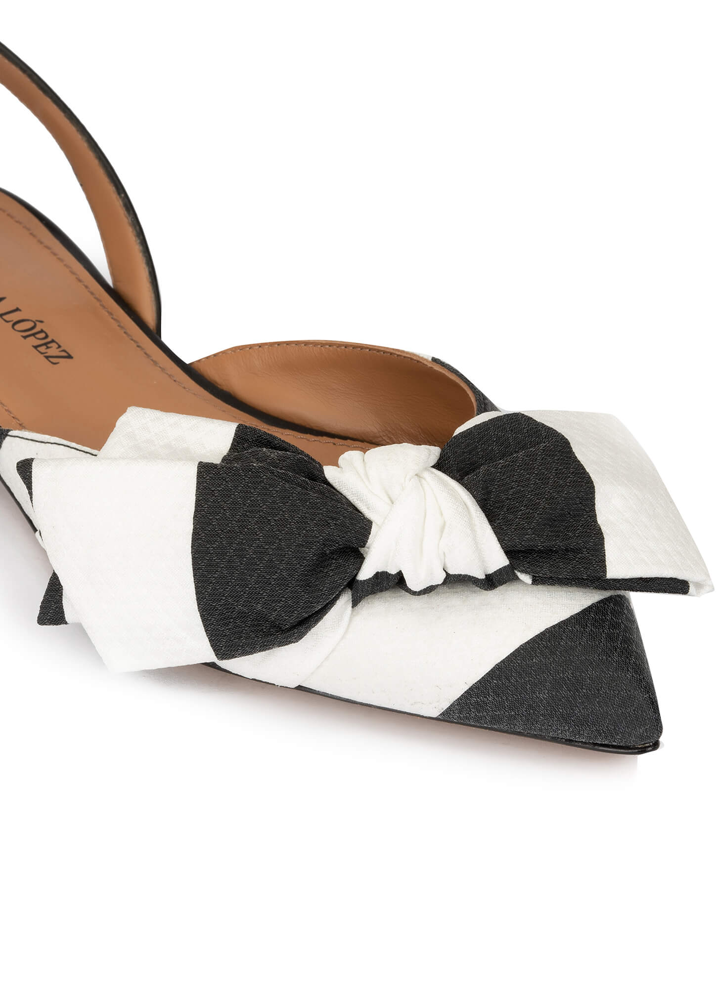Zapatos planos de tejido en blanco y negro con punta fina . LOPEZ