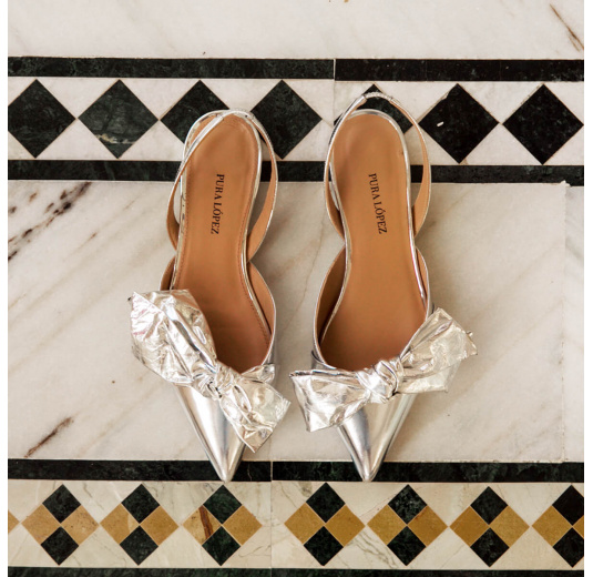 Bow detailed pointy toe flats in silver mirrored leather Pura López