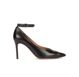 Ankle strap pointed toe pumps in black leather Pura López