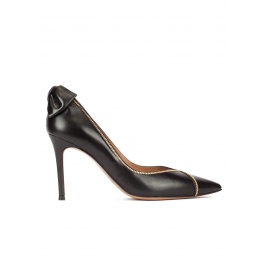 Bow-embellished pointed toe pumps in black leather Pura López