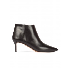 Mid heel point-toe ankle boots in black leather Pura López