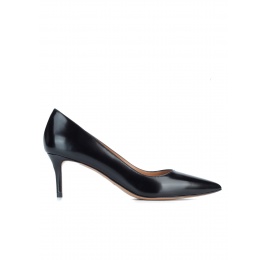 Mid heel pumps in black glossy leather Pura López