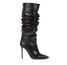 Botas de piel con tacón alto y punta fina en color negro Pura López