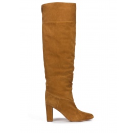 Botas mosqueteras de tacón ancho y punta fina en ante camel Pura López