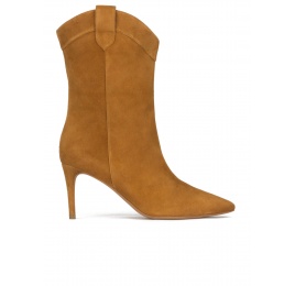 Botas camperas de tacón medio y punta fina en ante camel Pura López