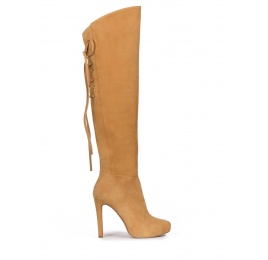 Botas mosqueteras de tacón alto en ante camel Pura López