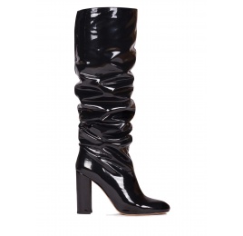 Botas altas de tacón ancho y caña arrugada en charol negro Pura López