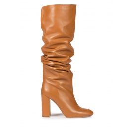 Botas de piel camel con tacón alto ancho y puntera almendrada Pura López