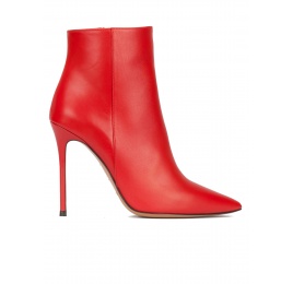 Botines rojos de piel con punta fina y tacón stiletto Pura López