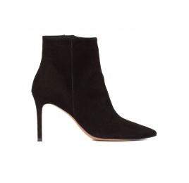 Black suede heeled pointy toe ankle boots Pura López