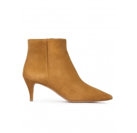 Botines de ante camel con tacón medio y puntera fina Pura López