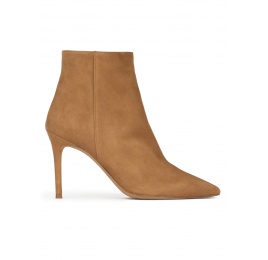 Botines de punta fina y tacón stiletto en ante camel Pura López
