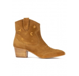 Botines cowboy en ante camel con bordados dorados Pura López