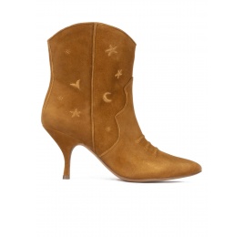 Botines cowboy de tacón medio curvo en ante camel con bordados Pura López