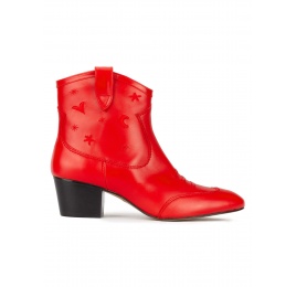 Botines rojos de estilo cowboy en piel con bordados Pura López