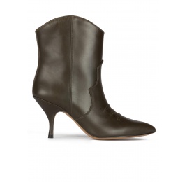 Botines cowboy de tacón medio curvo en piel verde militar Pura López