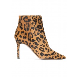 Botines de punta fina y tacón stiletto en leopardo Pura López