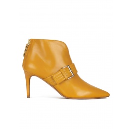 Botines de tacón medio en piel color mostaza con hebilla Pura López