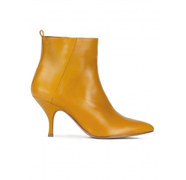 Botines con puntera fina y tacón curvo en piel color mostaza Pura López
