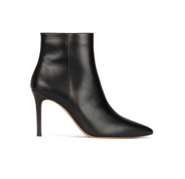 Botines de punta fina y tacón alto en piel calf color negro Pura López