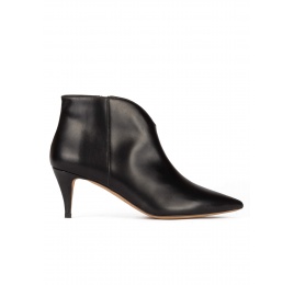 Botines negros de piel con medio tacón y punta fina Pura López
