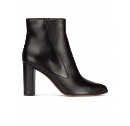 Botines negros de piel con tacón ancho y punta fina Pura López