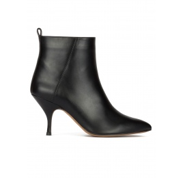 Botines de punta fina en piel color negro con tacón curvo Pura López