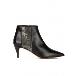 Botines de tacón medio y punta fina en piel color negro con strass Pura López