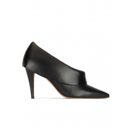 Zapatos abotinados de punta fina y tacón alto en piel color negro Pura López