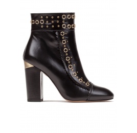Botines de tacón alto en piel color negro con tachas metálicas Pura López
