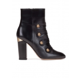 Botines de tacón alto en piel color negro con botones Pura López