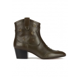 Botines cowboy en piel verde militar con bordados Pura López