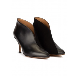 Botines negros de piel y ante con punta fina y tacón curvo Pura López