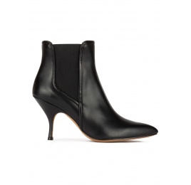 Botines de punta fina y tacón curvo en piel color negro con el stico Pura López