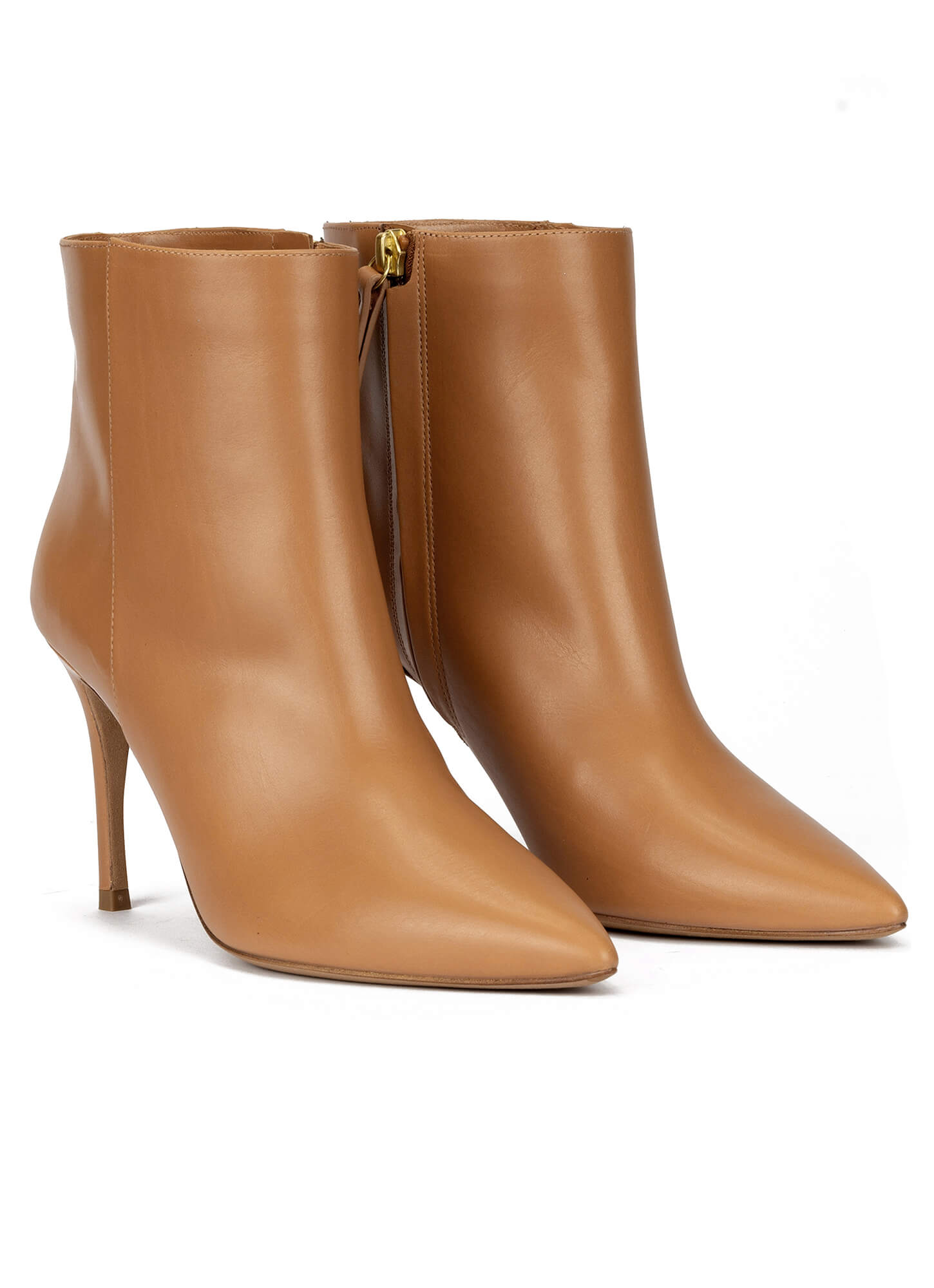Heeled pointy toe ankle boots in camel leather . PURA LOPEZ