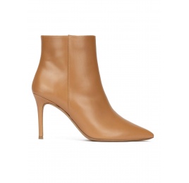 Botines camel de piel con punta fina y tacón alto Pura López