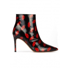 Botines de punta fina y tacón alto en color negro con labios rojos Pura López