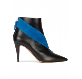 Botines de punta fina y tacón alto en piel color negro con banda azul Pura López