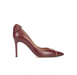 Bow-embellished pointy toe shoes in burgundy leather Pura López