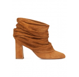 Camel suede slouchy high block heel ankle boots Pura López