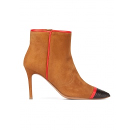 Botines de tacón alto en ante camel con puntera negra de piel Pura López