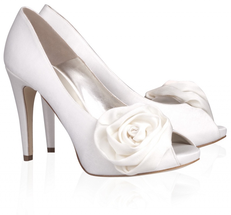 Zapatos de novia con tacón alto en raso blanco roto con flor