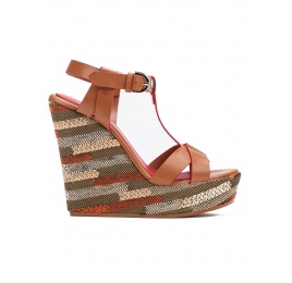 Sandalias de cuña en piel camel y estampado geométrico Pura López